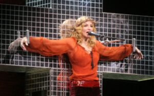 Madonna na cena i icônica da turne “Confessions on a Dance Tour” de 2006 com crucificação simulad