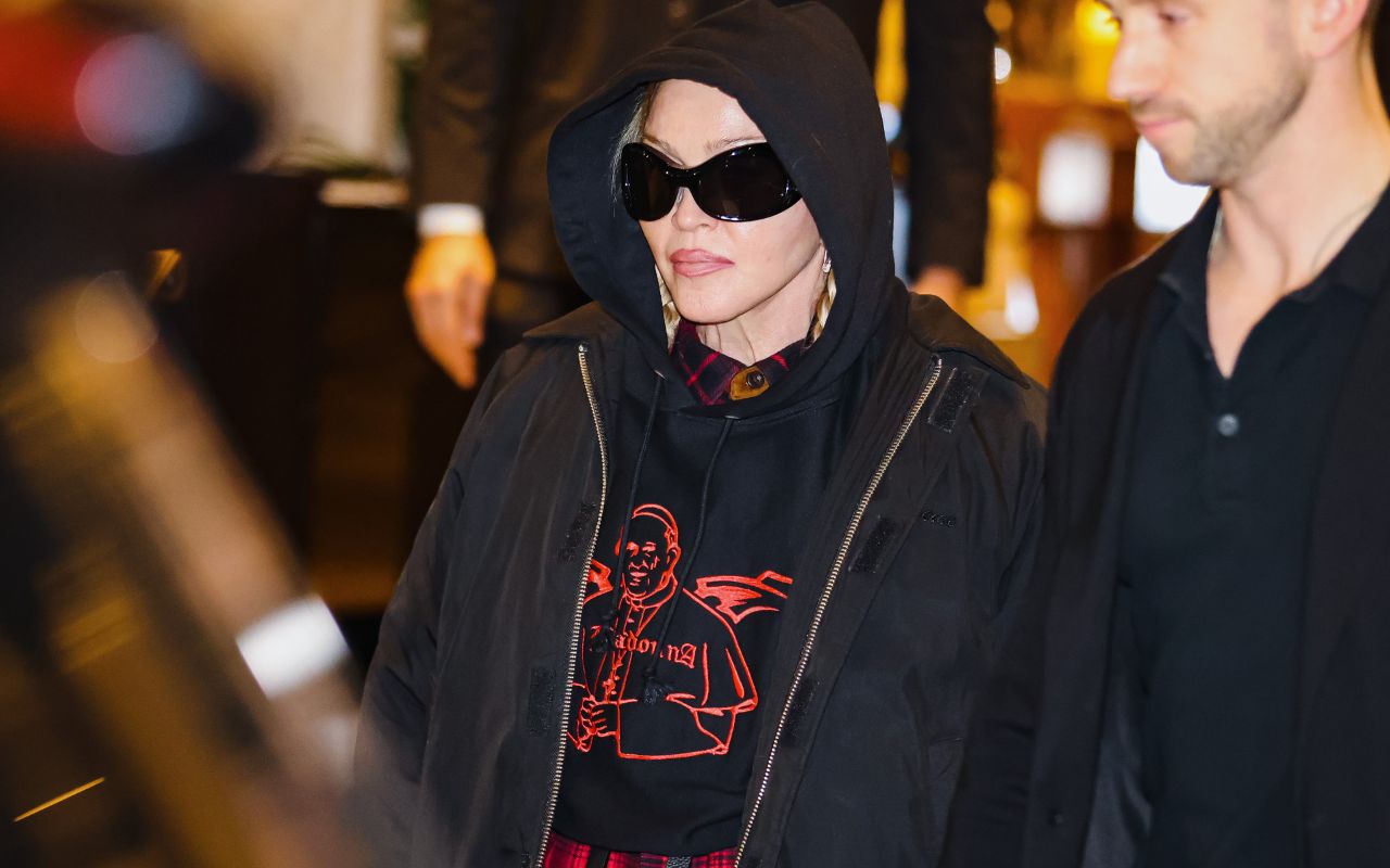 Detalhe da camiseta de Madonna com Papa Francisco bordado com linha da Cabala