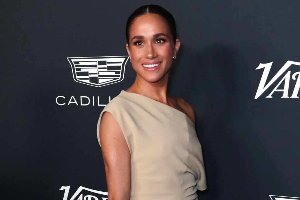 Meghan Markle com vestido bege em evento em Los Angeles