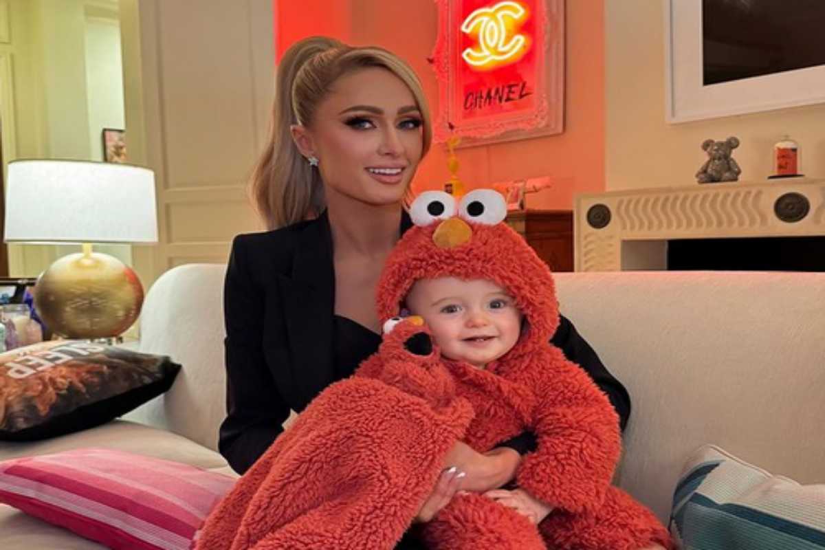 Paris Hilton e seu pequeno Elmo