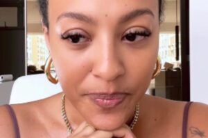 retrato de sheron menezzes tensa e pensativa