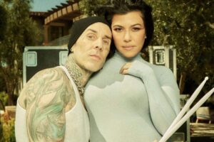 travis barker posando com kourtney kardashian