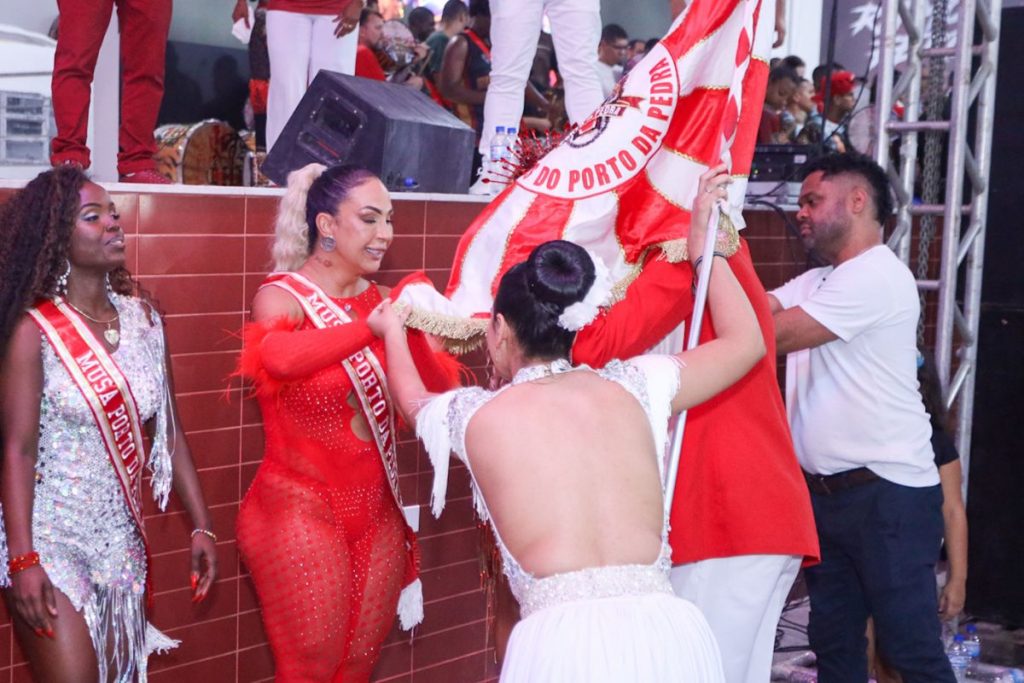 Valesca com a bandeira abre alas 