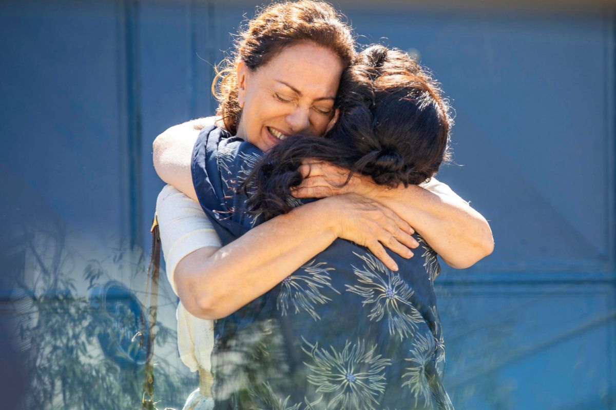 Agatha (Eliane Giardini) abraçando Angelina (Inez Viana) ao sair da cadeia em "Terra e Paixão"