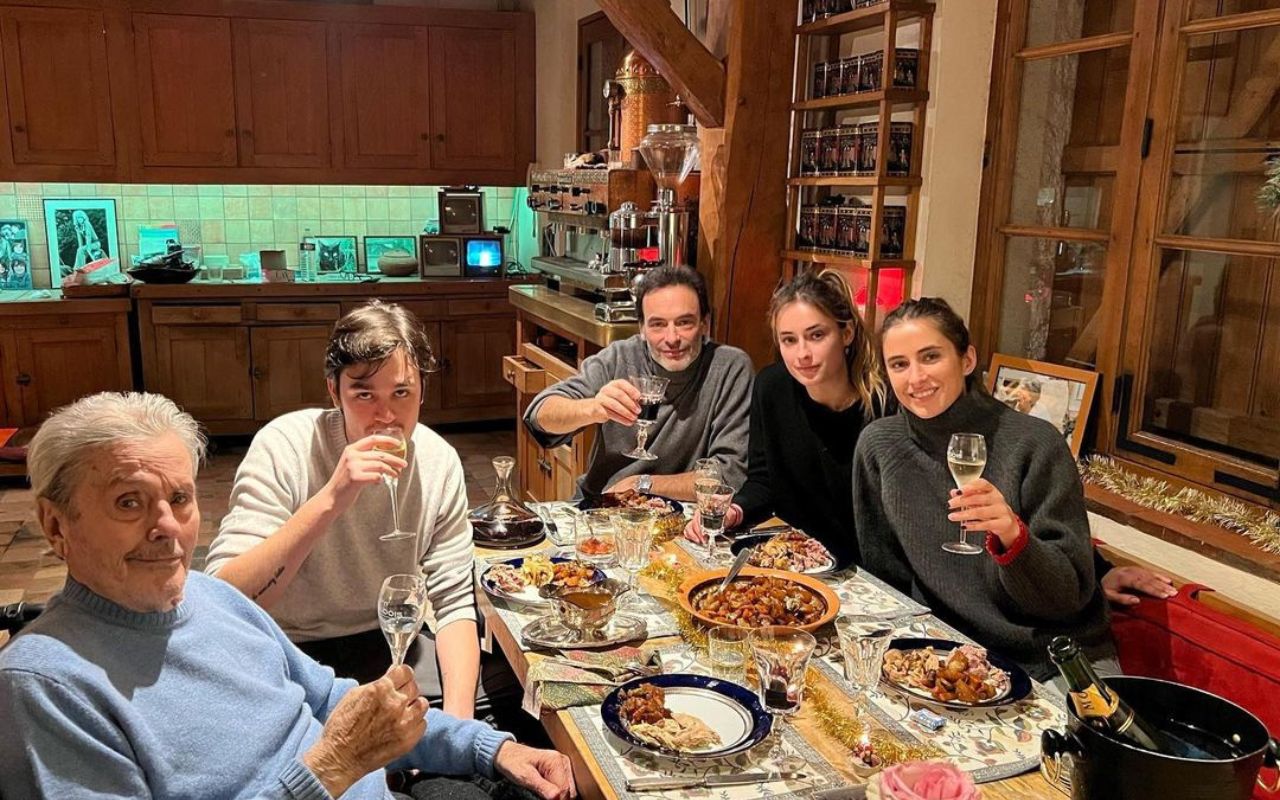 Alain Delon brinda o Natal em família dois anos após revelar sua opção por suicídio assistido
