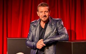 Antonio Banderas posta vídeo com dancinha e desejos para 2024