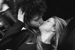 Selena Gomez beija Benny Blanco em festa