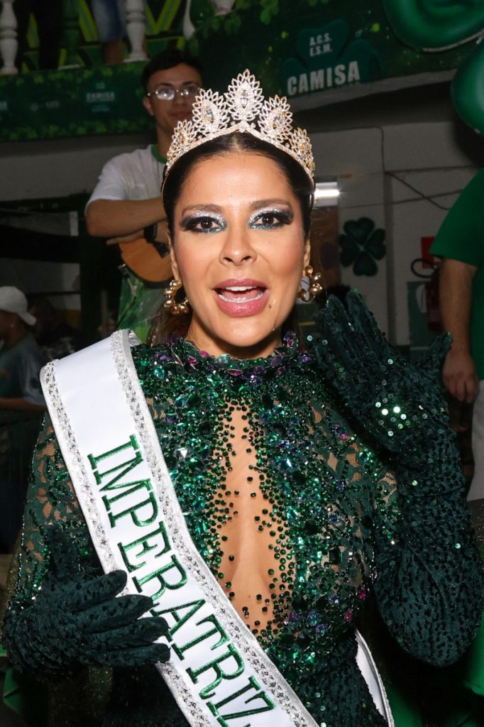 Gyselle Soares de coroa, faixa branca com letras verdes, vestido verde de brilhos