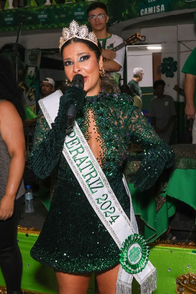 Gyselle Soares de coroa, faixa branca com letras verdes, vestido verde de brilhos