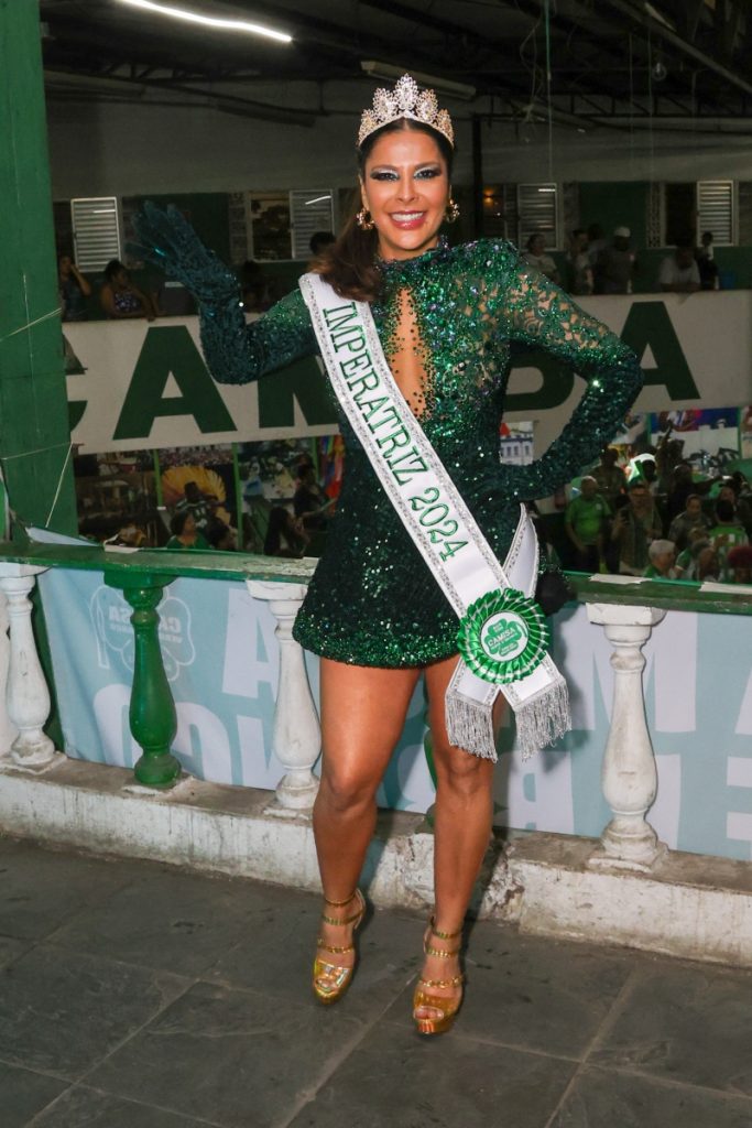 Gyselle Soares de coroa, faixa branca com letras verdes, vestido verde de brilhos