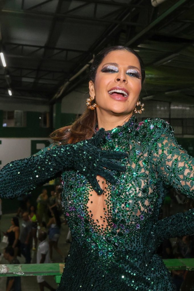 Gyselle Soares de vestido verde de brilhos