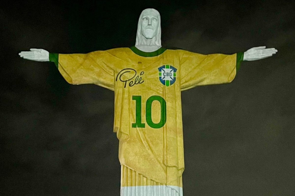 Cristo Redentor com a camisa 10 de Pelé na seleção brasileira