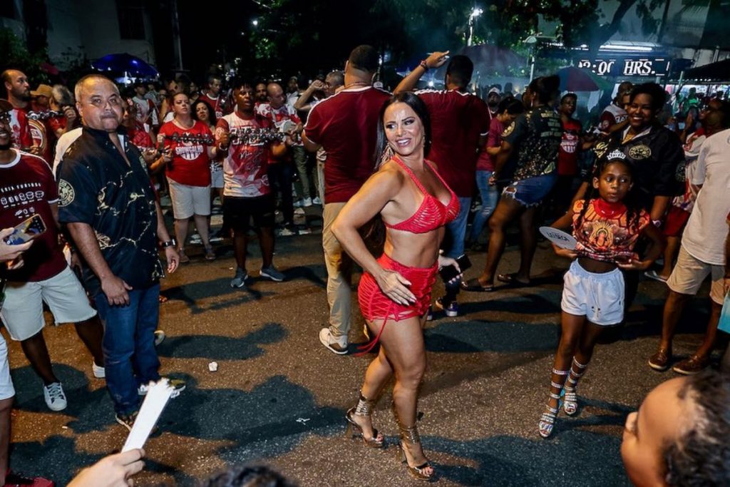 Viviane Araújo sambando de short e  top vermelho 