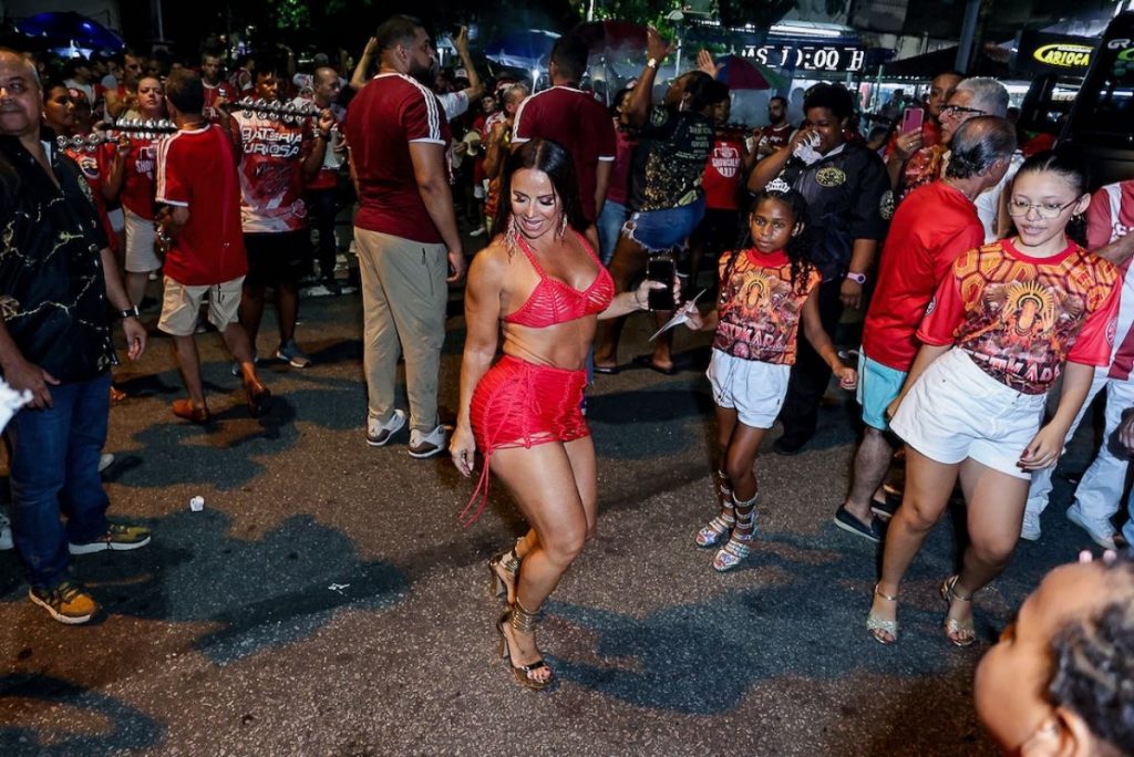 Viviane Araújo sambando de short e  top vermelho 