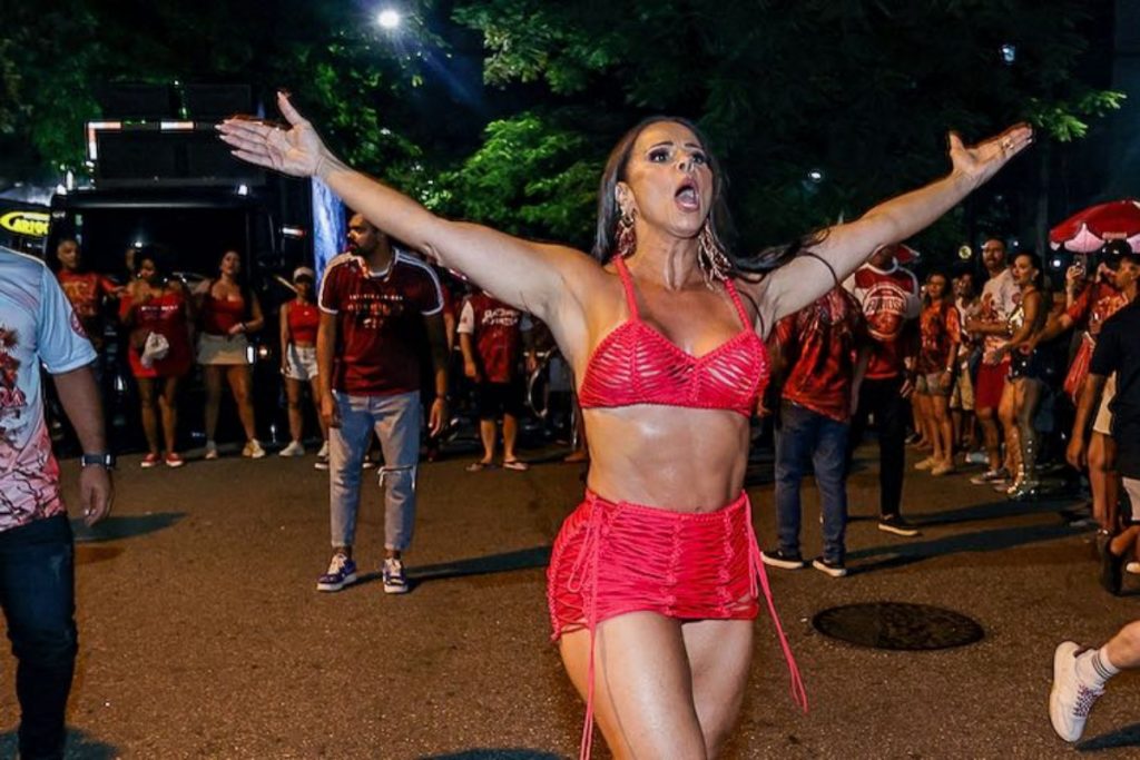 Viviane Araújo sambando de short e  top vermelho 