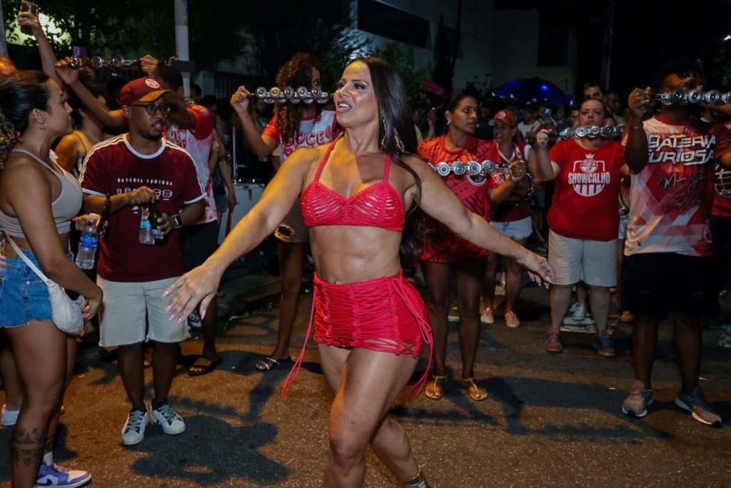 Viviane Araújo sambando de short e  top vermelho 