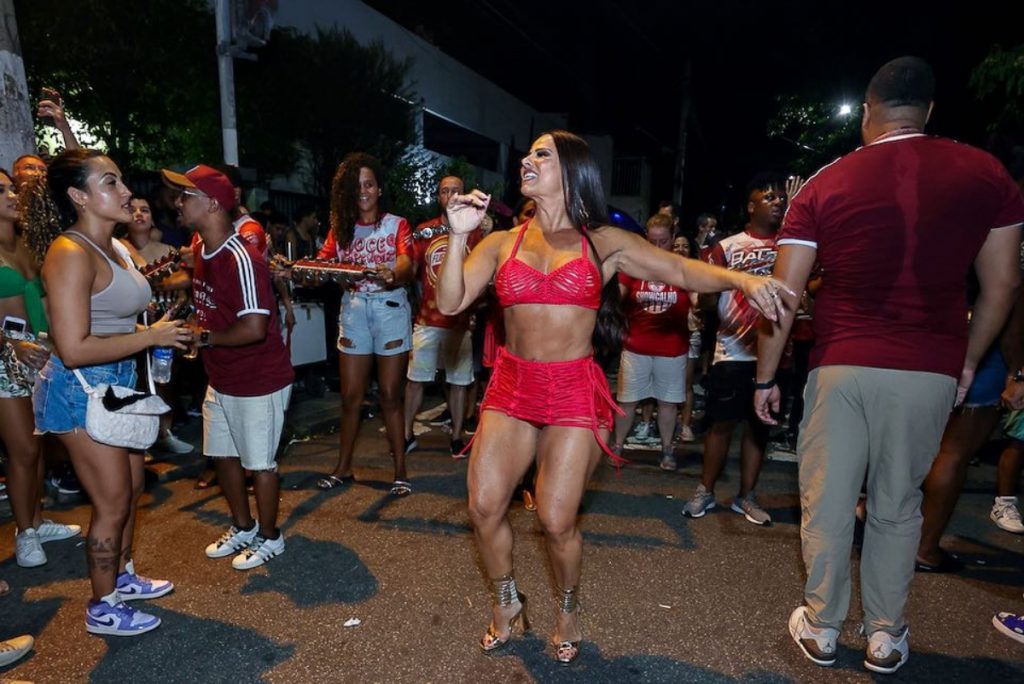 Viviane Araújo sambando de short e  top vermelho 