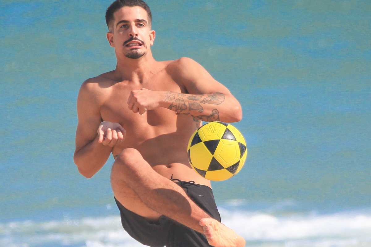 Enzo Celulari jogando futevôlei na praia da Barra da Tijuca