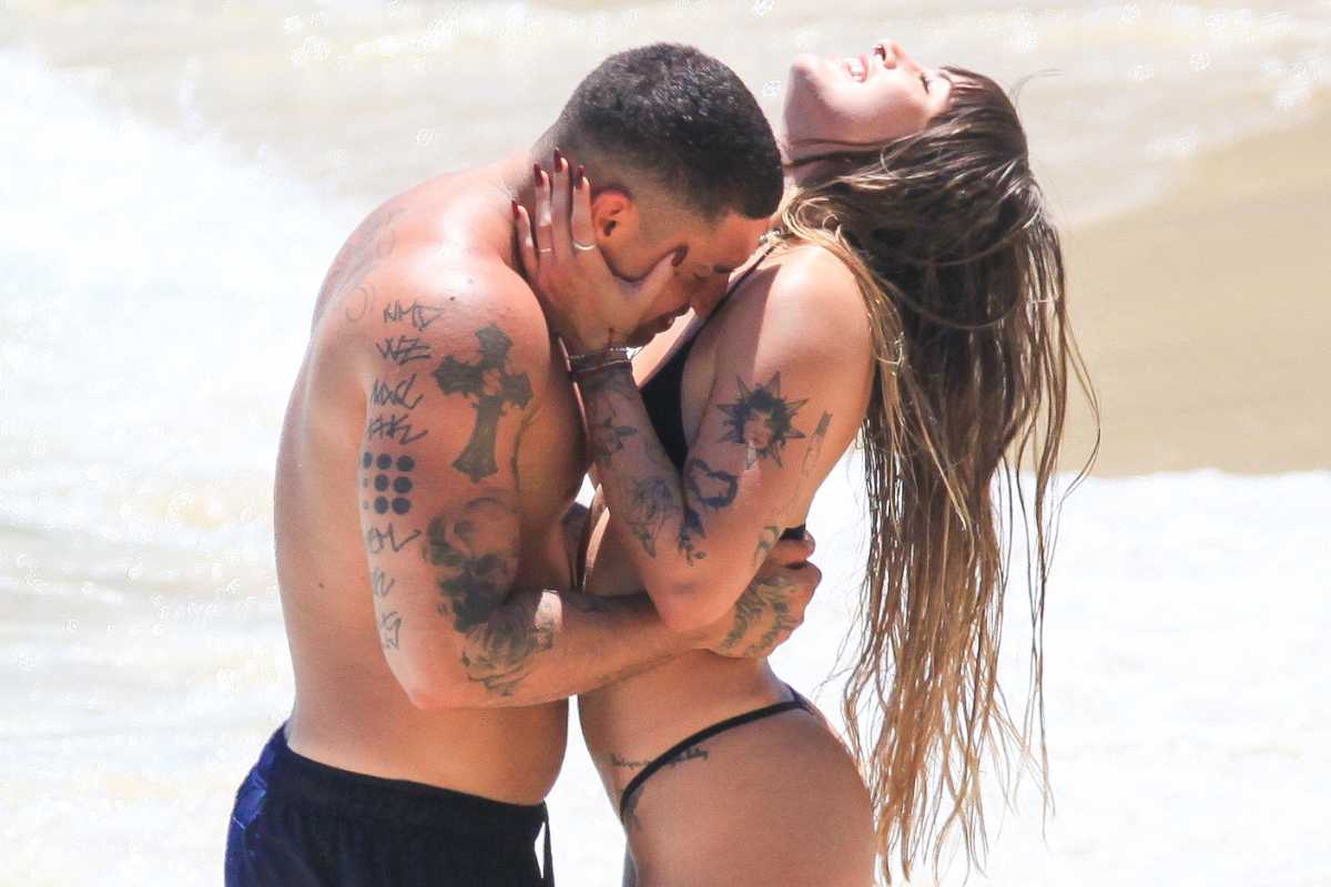 Filipe Ret beijando a namorada, Agatha Sá, na praia