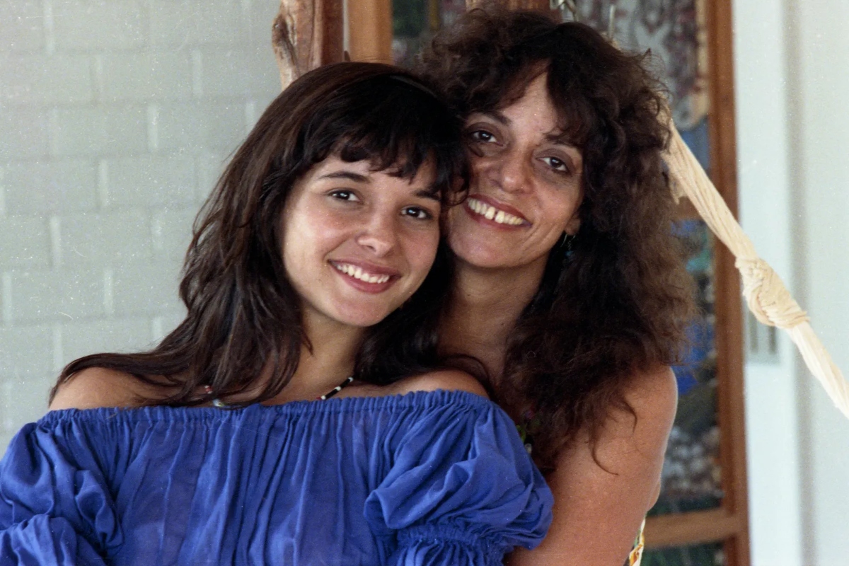 Daniela Perez e Gloria Perez abraçadas, sorrindo
