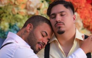 Influenciador que enviou Iphone junto com convite se casa em cerimônia vazia