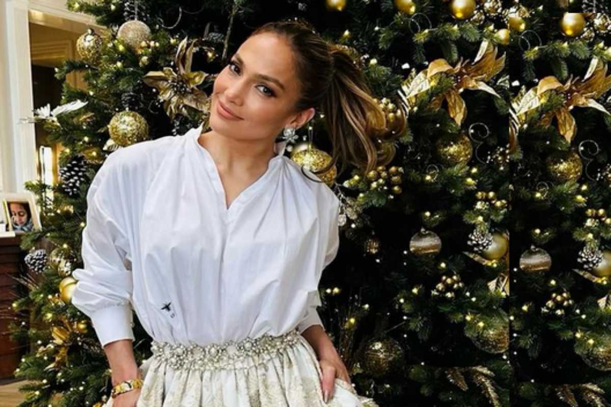 Jennifer Lopez na frente de sua árvore de natal