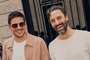 Marco Pigossi e o marido, Marco Calvani, sorrindo