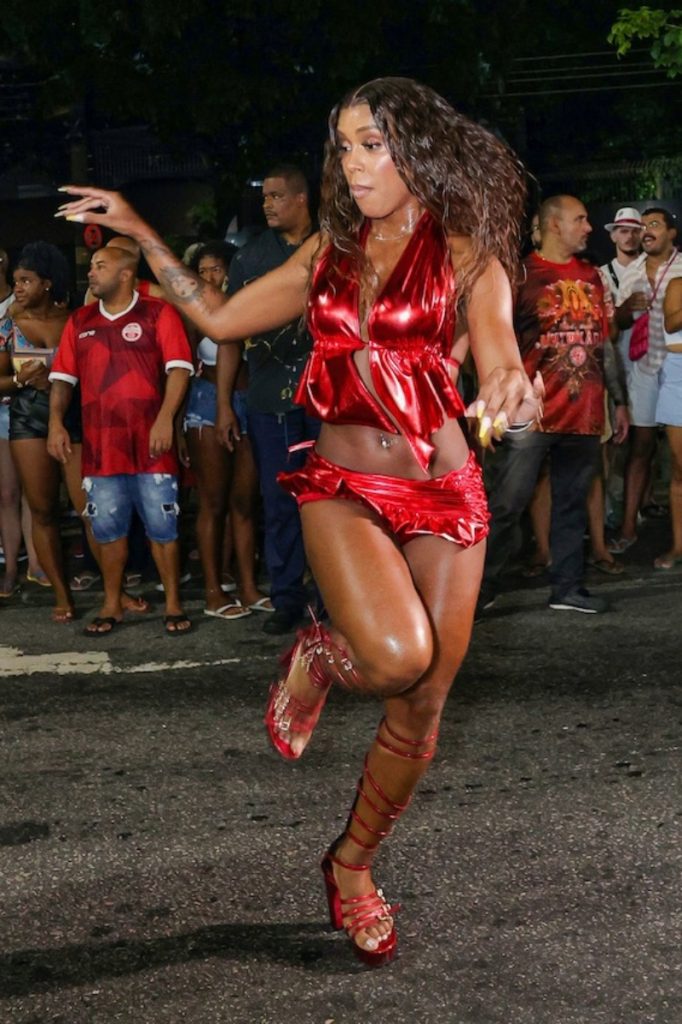 MC Rebecca sambando de micro-saia e top vermelho, sandália gladiadora vermelha 