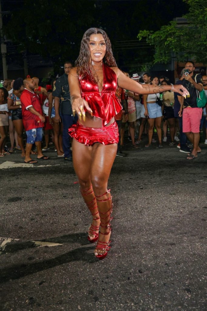 MC Rebecca sambando de micro-saia e top vermelho, sandália gladiadora vermelha 
