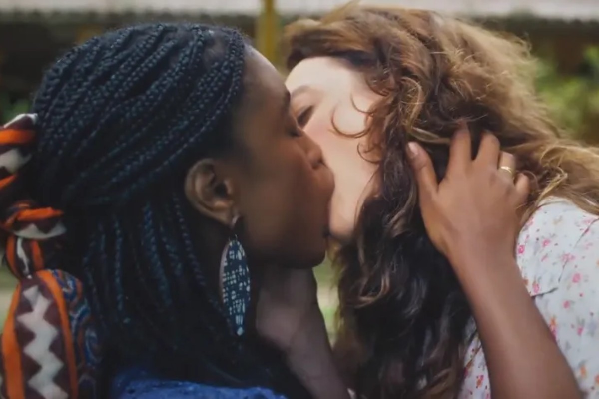 Menah (Camilla Damião) e Mara (Renata Gaspar) se beijando em 'Terra e Paixão'