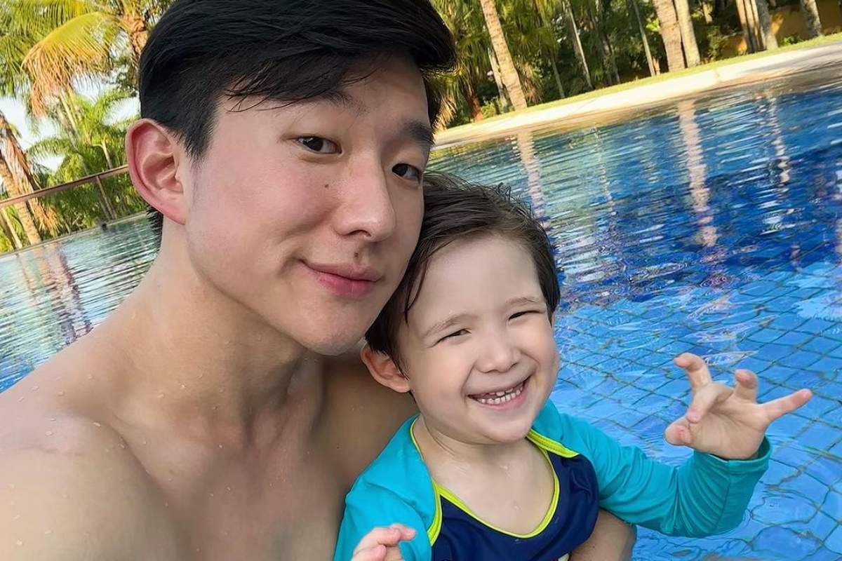 pyong lee posando com filho jake na piscina