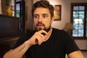 rafael cardoso com rosto pensativo
