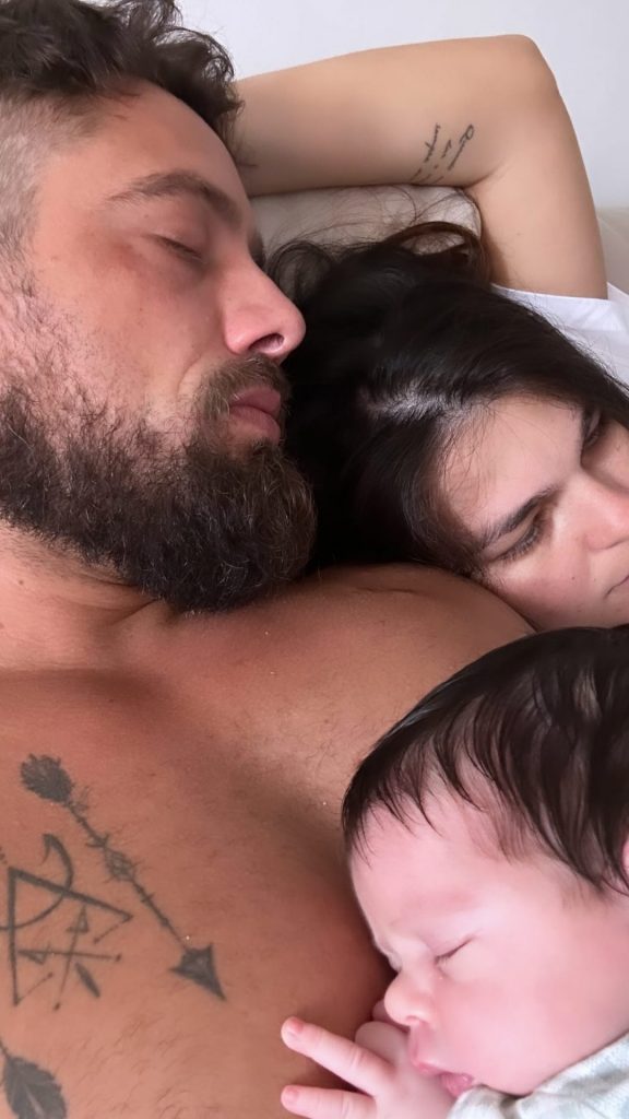 Rafael Cardoso com a filha Helena e a mãe dela, Carol Ferraz