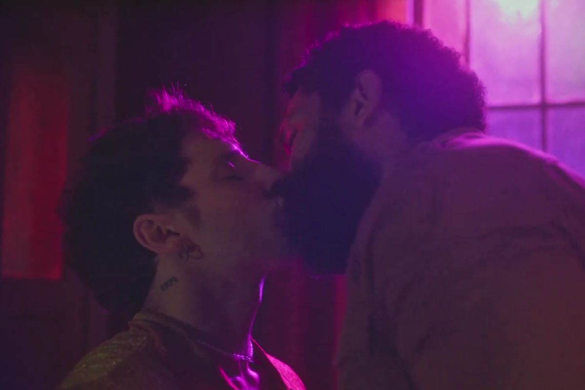 Ramiro e Kelvin dão beijo apaixonado (Reprodução/Globoplay)