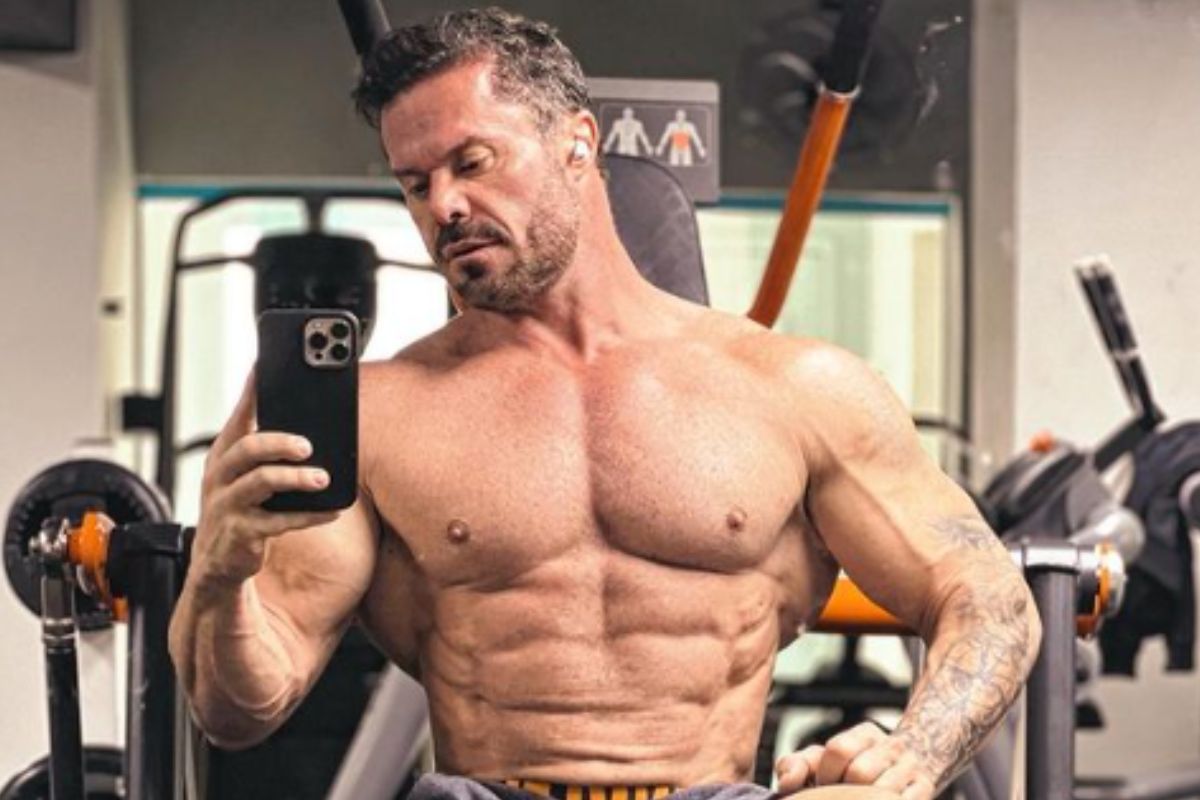 Renato Cariani mostrando músculos