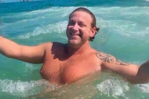 sergio hondjakoff posando no mar