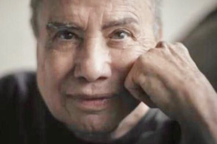 stenio garcia com mão no rosto