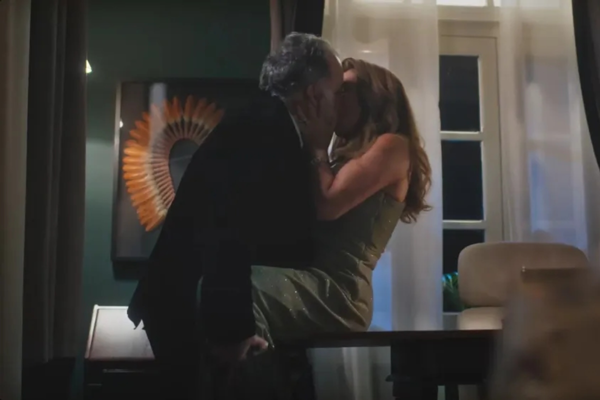 Terra e Paixão - Antônio (Tony Ramos) e Irene (Gloria Pires) beijando