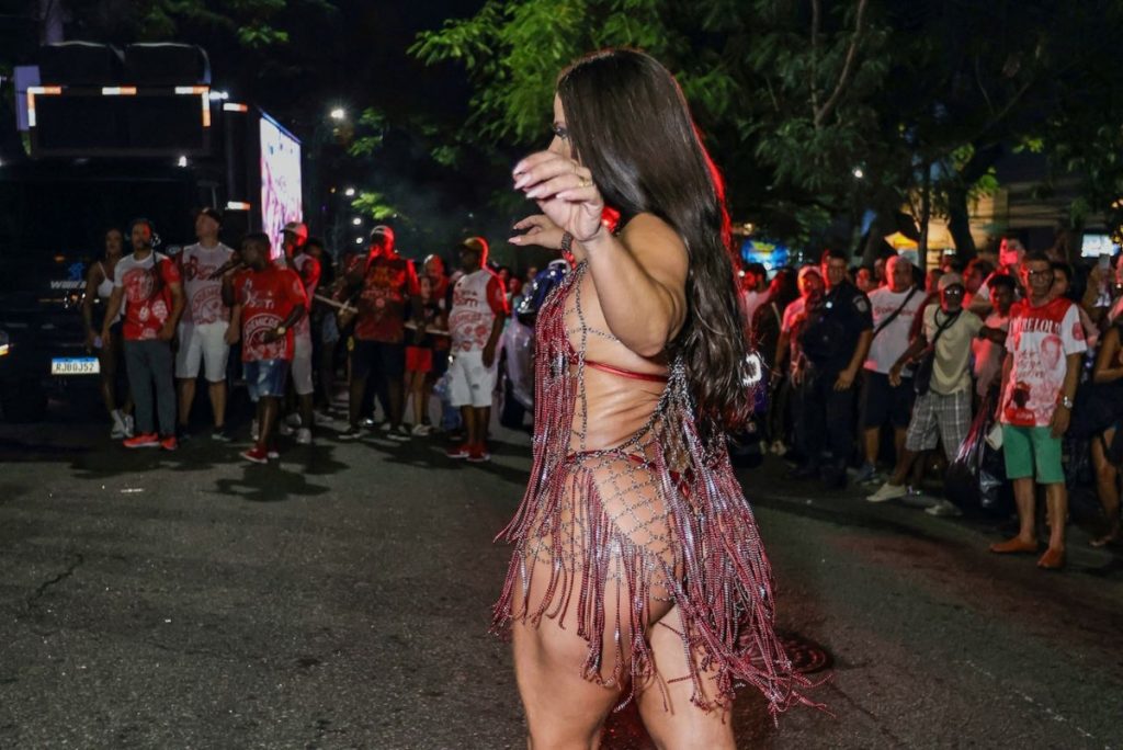 Viviane Araújo sambando de biquíni vermelho e vestido vermelho de franjas vazado