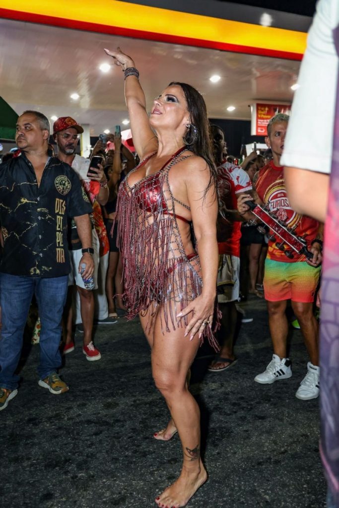 Viviane Araújo sambando de biquíni vermelho e vestido vermelho de franjas vazado