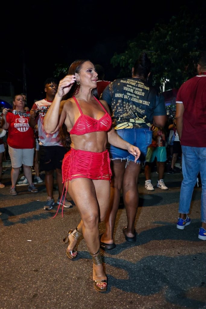 Viviane Araújo sambando de short e  top vermelho 