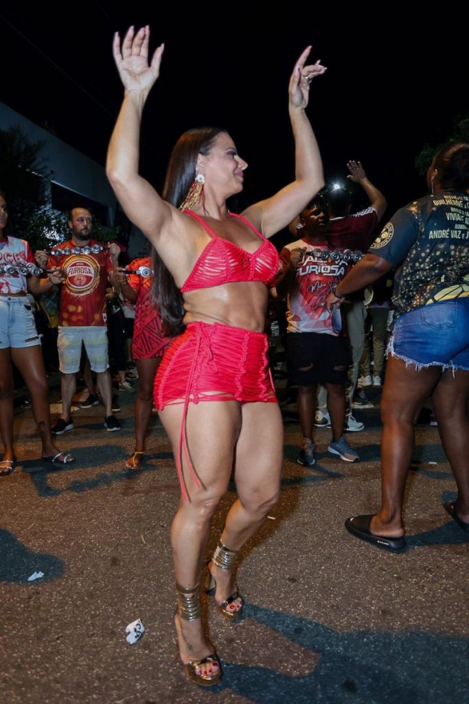 Viviane Araújo sambando de short e  top vermelho 