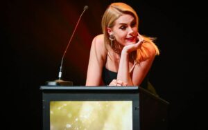 Ana Hickmann no palco do prêmio IBest