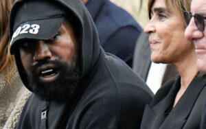 Kenye West com protetor bucal da Balenciaga, seu ex patrocinador