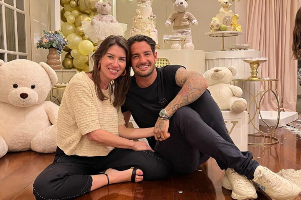 Rebeca Abravanel de mãos dadas com Alexandre Pato