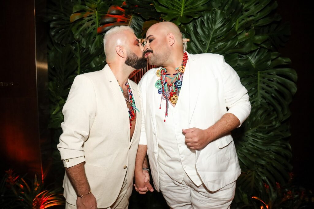 Fernando Poli e Tiago Abravanel se beijando no Baile Rosewood