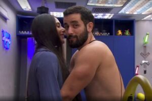BBB 24 - Deniziane e Matteus abraçados