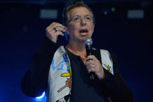 Boninho apresenando Upfront Globo 2024