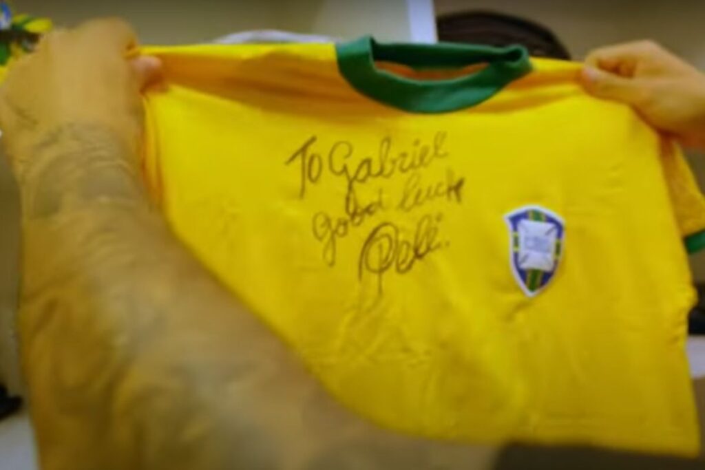 Camisa autografada da Seleção Brasileira que Pelé deu para Medina