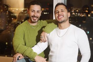 carlinhos maia e lcuas guimarães posando juntos